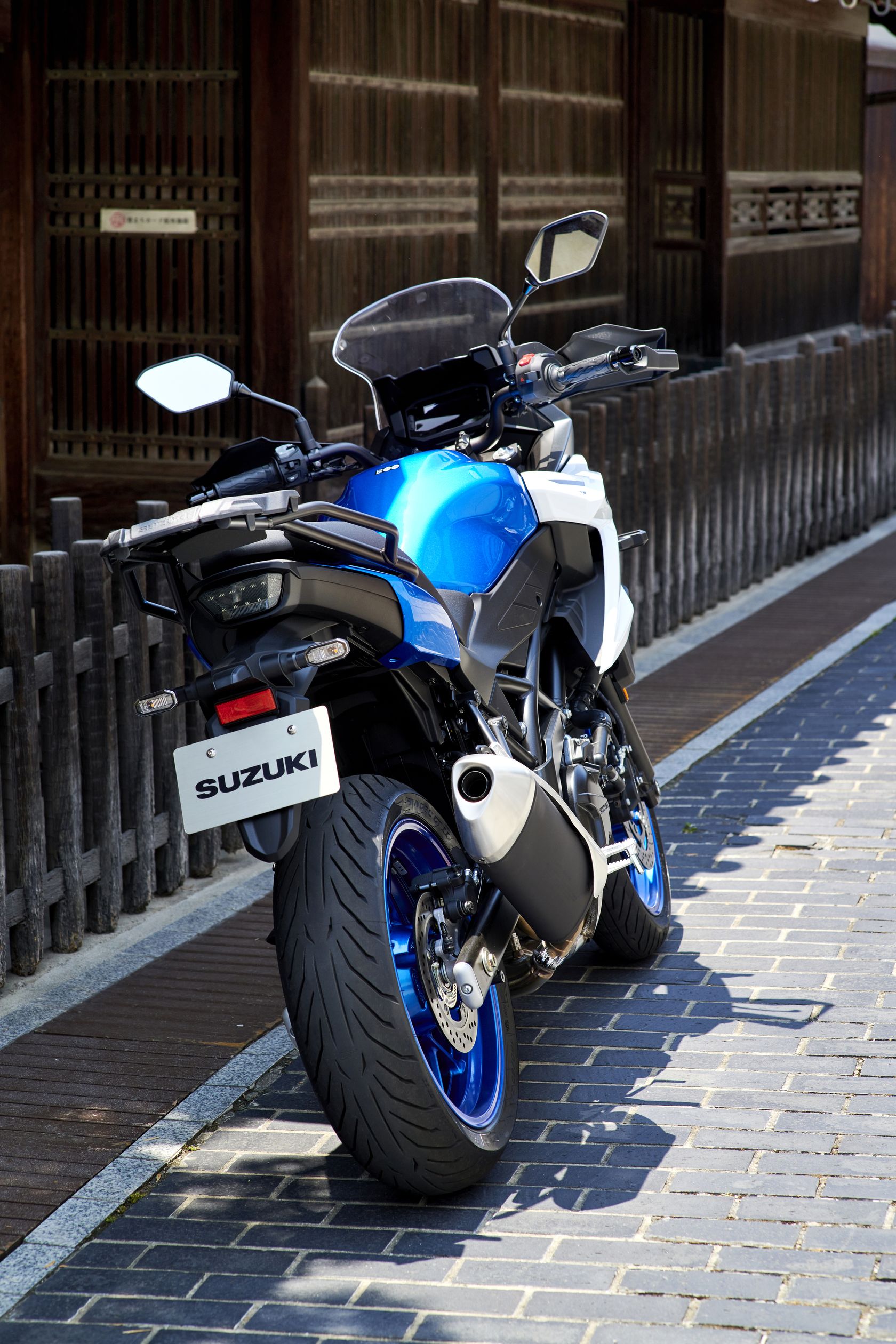 Suzuki SV-7GX 2026 vue de derrière