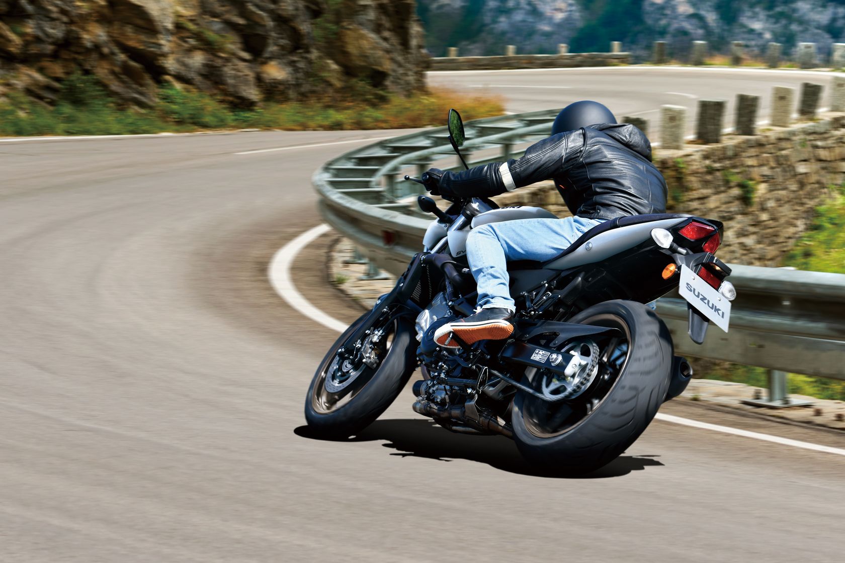 Suzuki SV650X 2026 sur l'angle