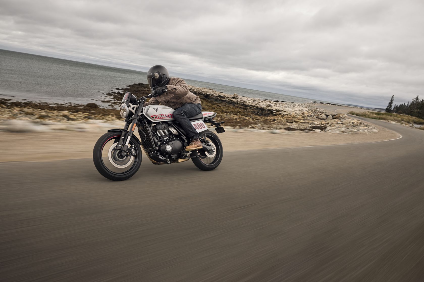 Triumph Tracker 400 2026 en action