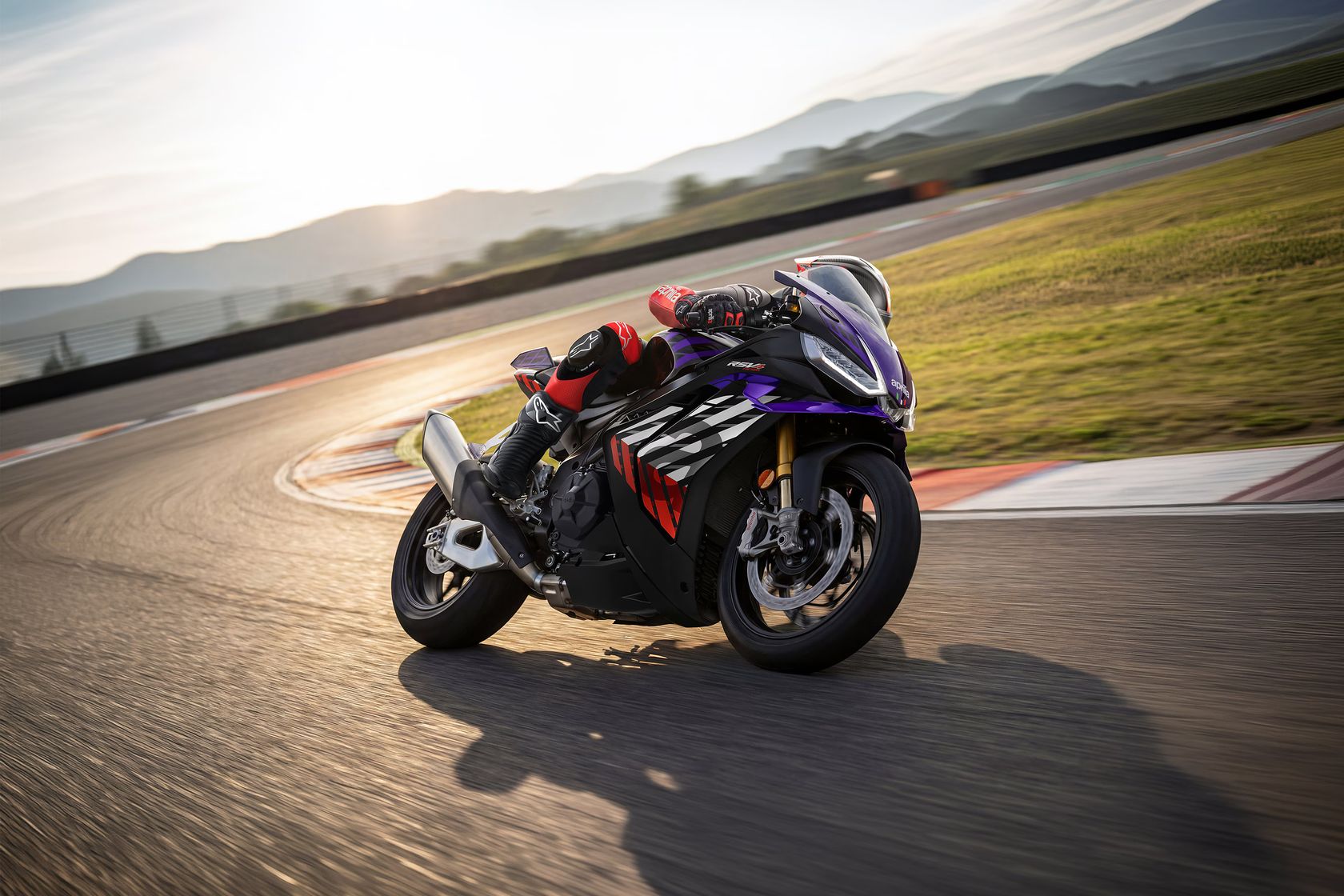 Aprilia RSV4 Factory 2026 en action Aprilia RSV4 Factory 2026 en action