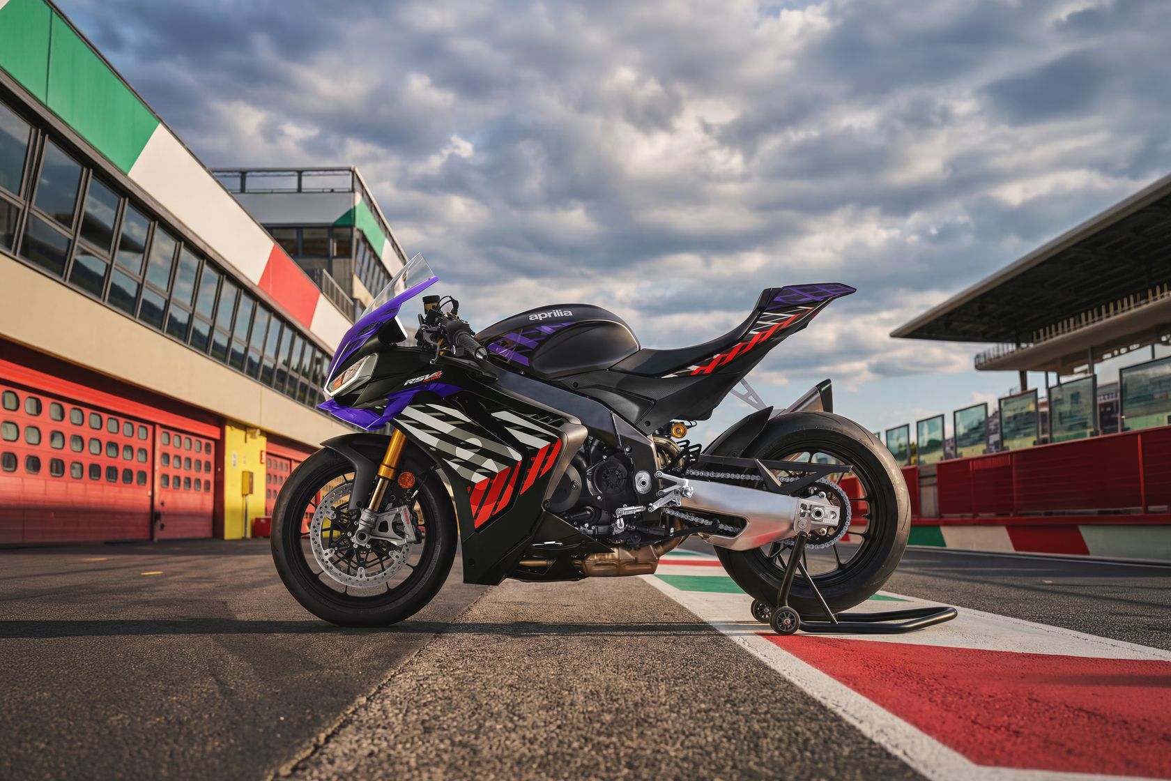 Aprilia RSV4 Factory 2026 vue de profil Aprilia RSV4 Factory 2026 vue de profil