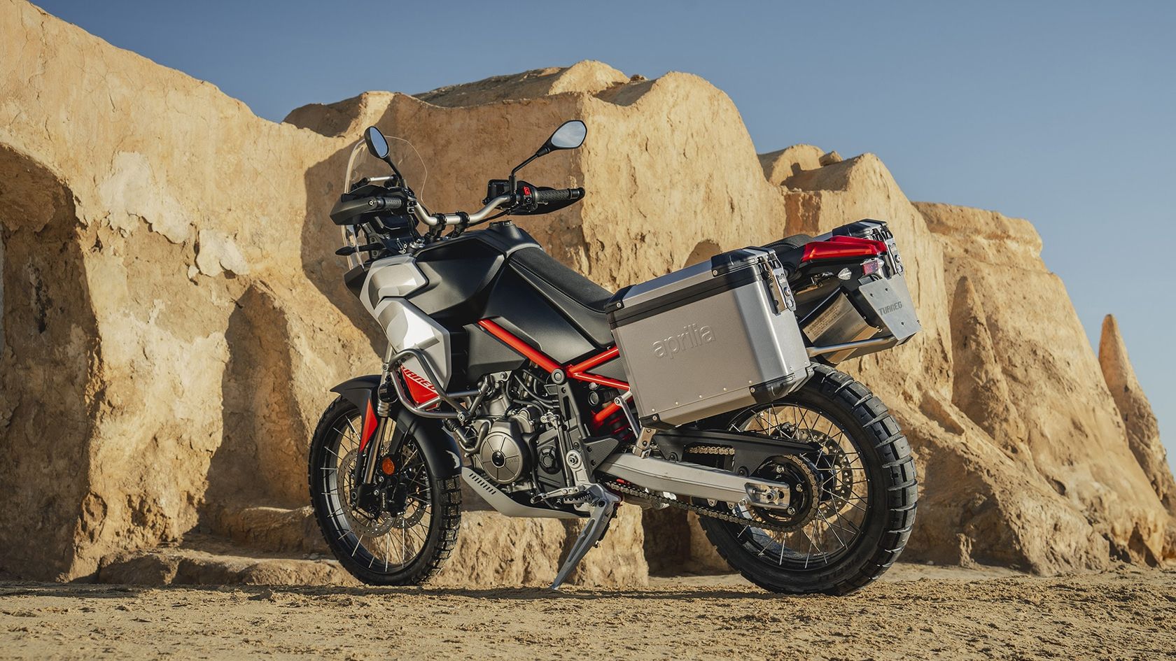 Aprilia Tuareg 660 2026 vue arrière gauche Aprilia Tuareg 660 2026 vue arrière gauche