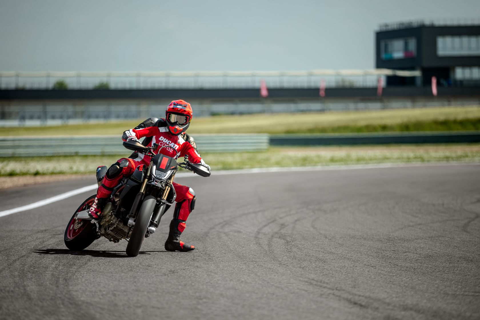 Ducati Hypermotard 698 Mono Nera en action Ducati Hypermotard 698 Mono Nera en action
