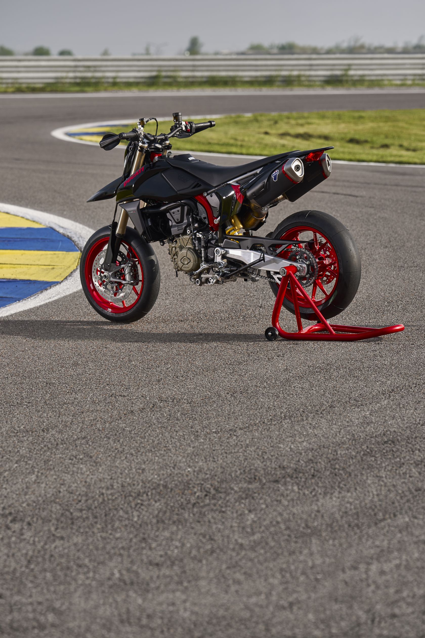 Ducati Hypermotard 698 Mono Nera vue arrière gauche Ducati Hypermotard 698 Mono Nera vue arrière gauche