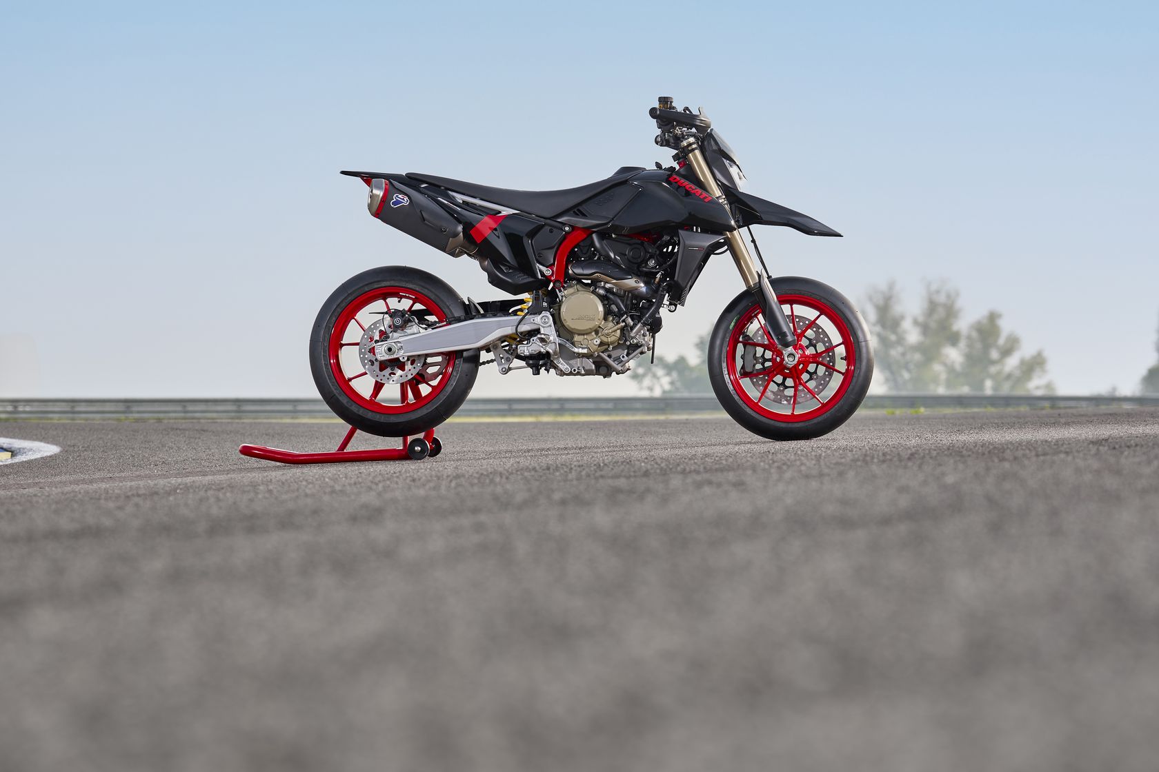 Ducati Hypermotard 698 Mono Nera de profil Ducati Hypermotard 698 Mono Nera de profil