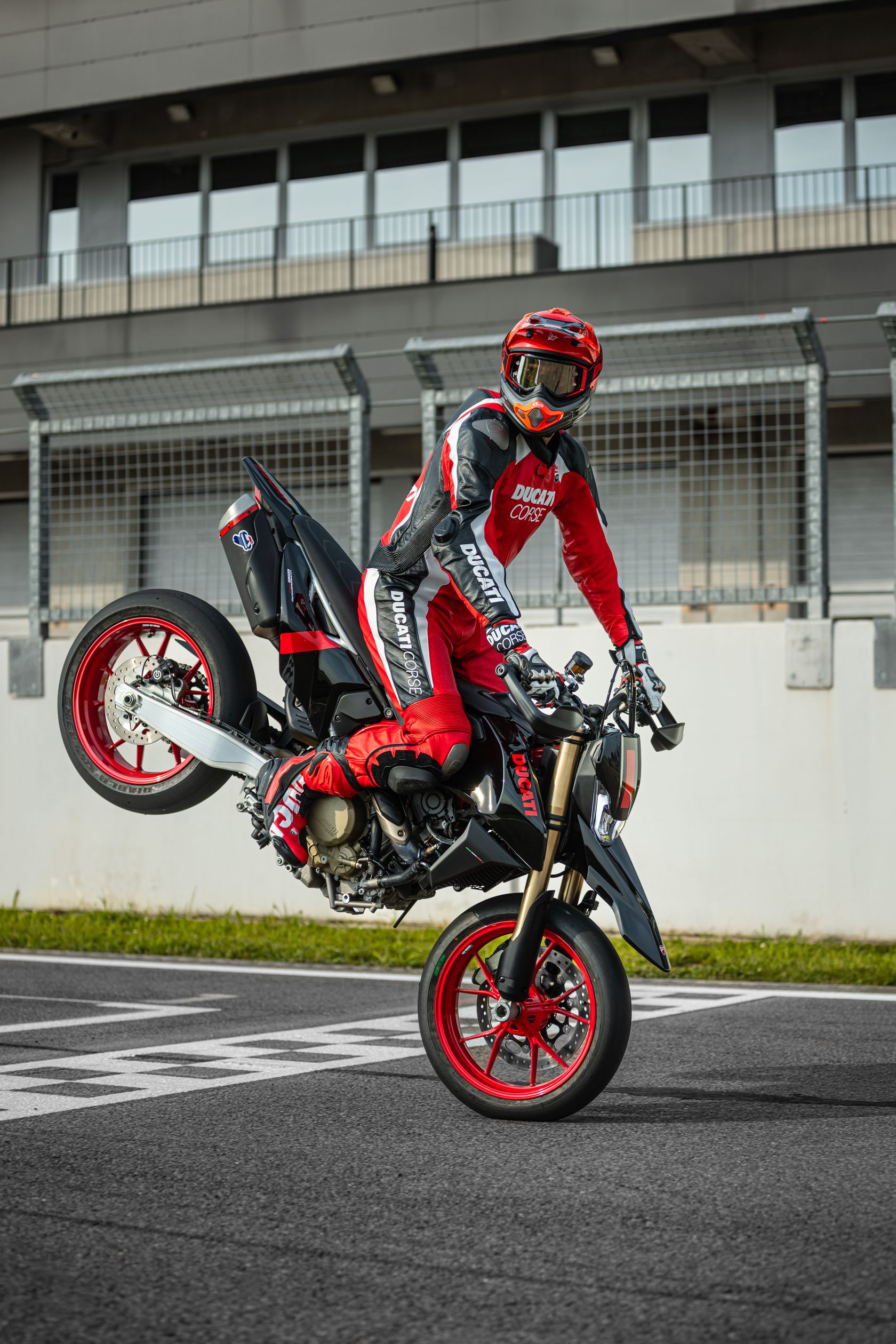 Ducati Hypermotard 698 Mono Nera en stoppie Ducati Hypermotard 698 Mono Nera en stoppie