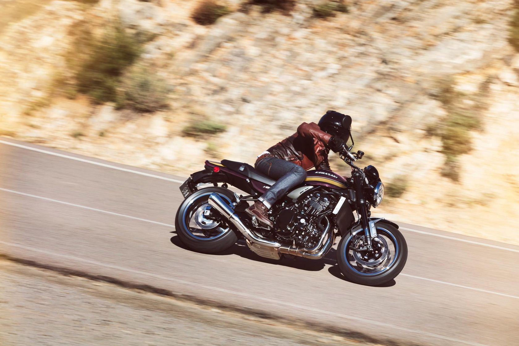 Kawasaki Z900RS 2026 en action Kawasaki Z900RS 2026 en action