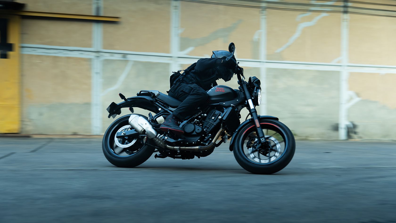 Royal Enfield Guerilla 450 Apex 2026 en action Royal Enfield Guerilla 450 Apex 2026 en action
