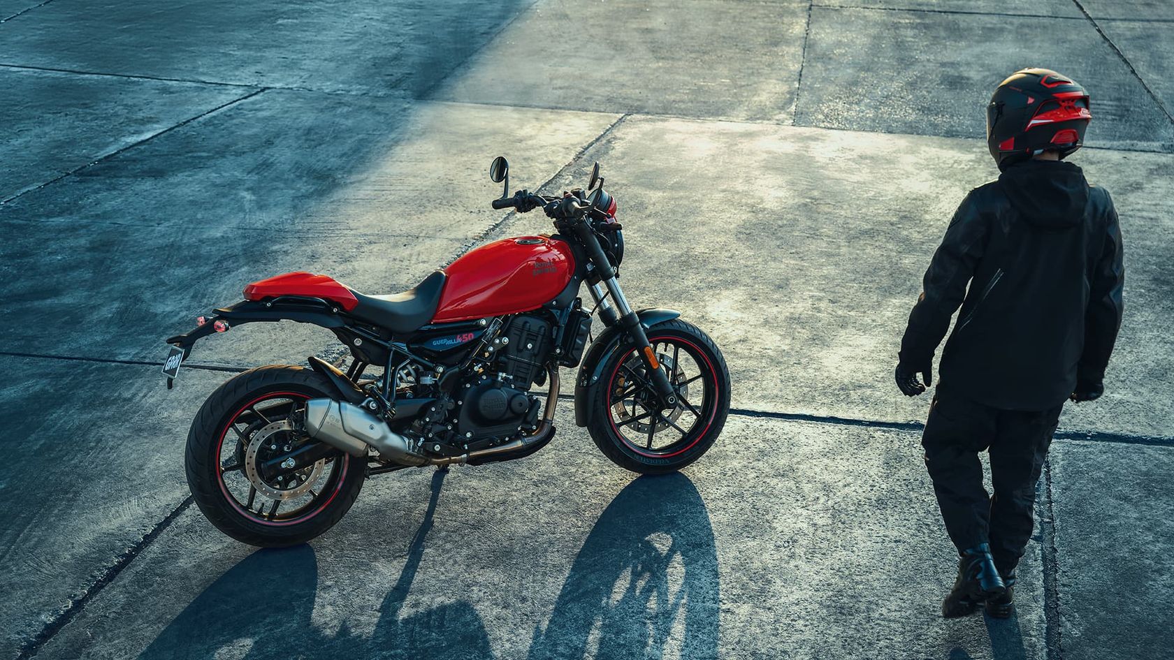 Royal Enfield Guerilla 450 Apex 2026 en rouge Royal Enfield Guerilla 450 Apex 2026 en rouge
