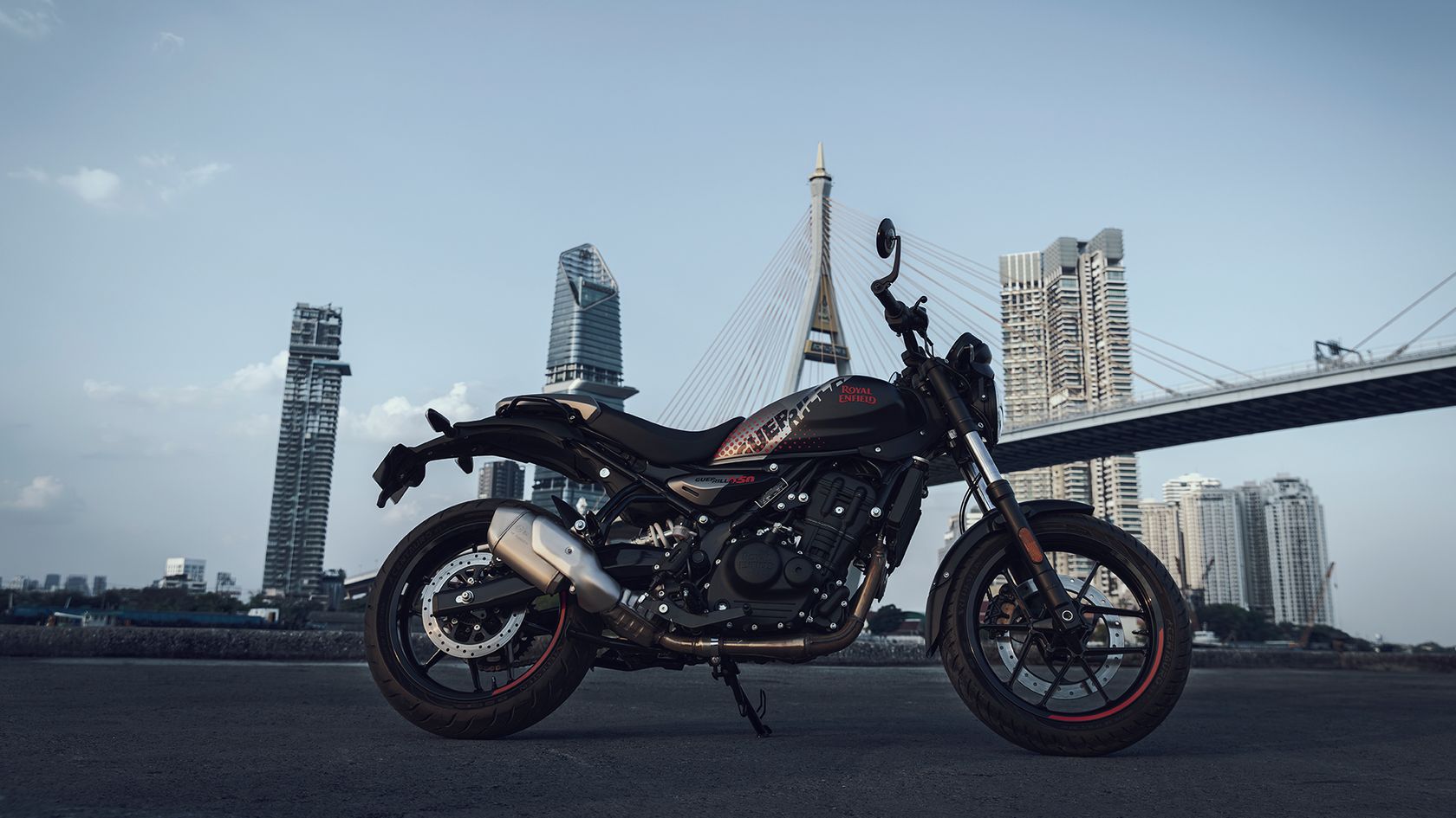 Royal Enfield Guerilla 450 Apex 2026 en statique Royal Enfield Guerilla 450 Apex 2026 en statique
