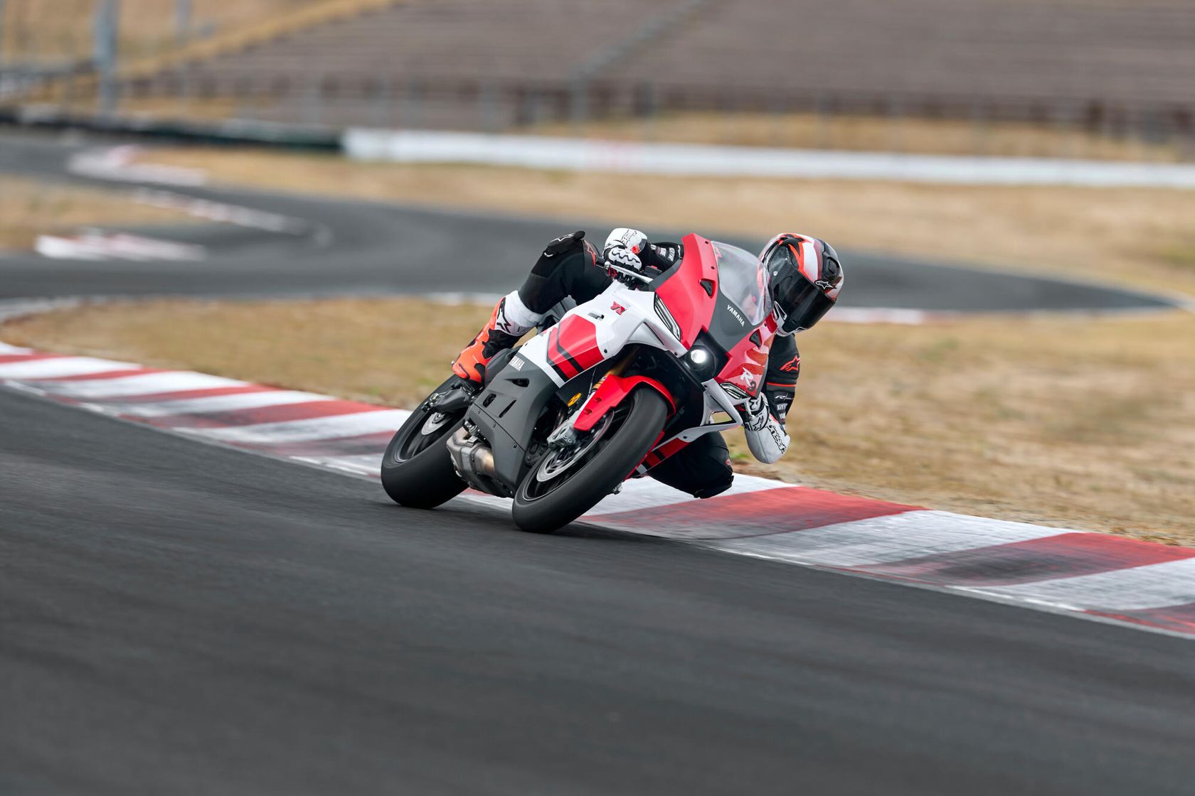 Yamaha R9 2026 sur l'angle Yamaha R9 2026 sur l'angle