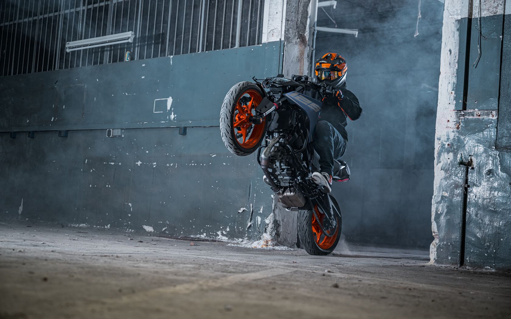 KTM 125 Duke 2026 en wheeling