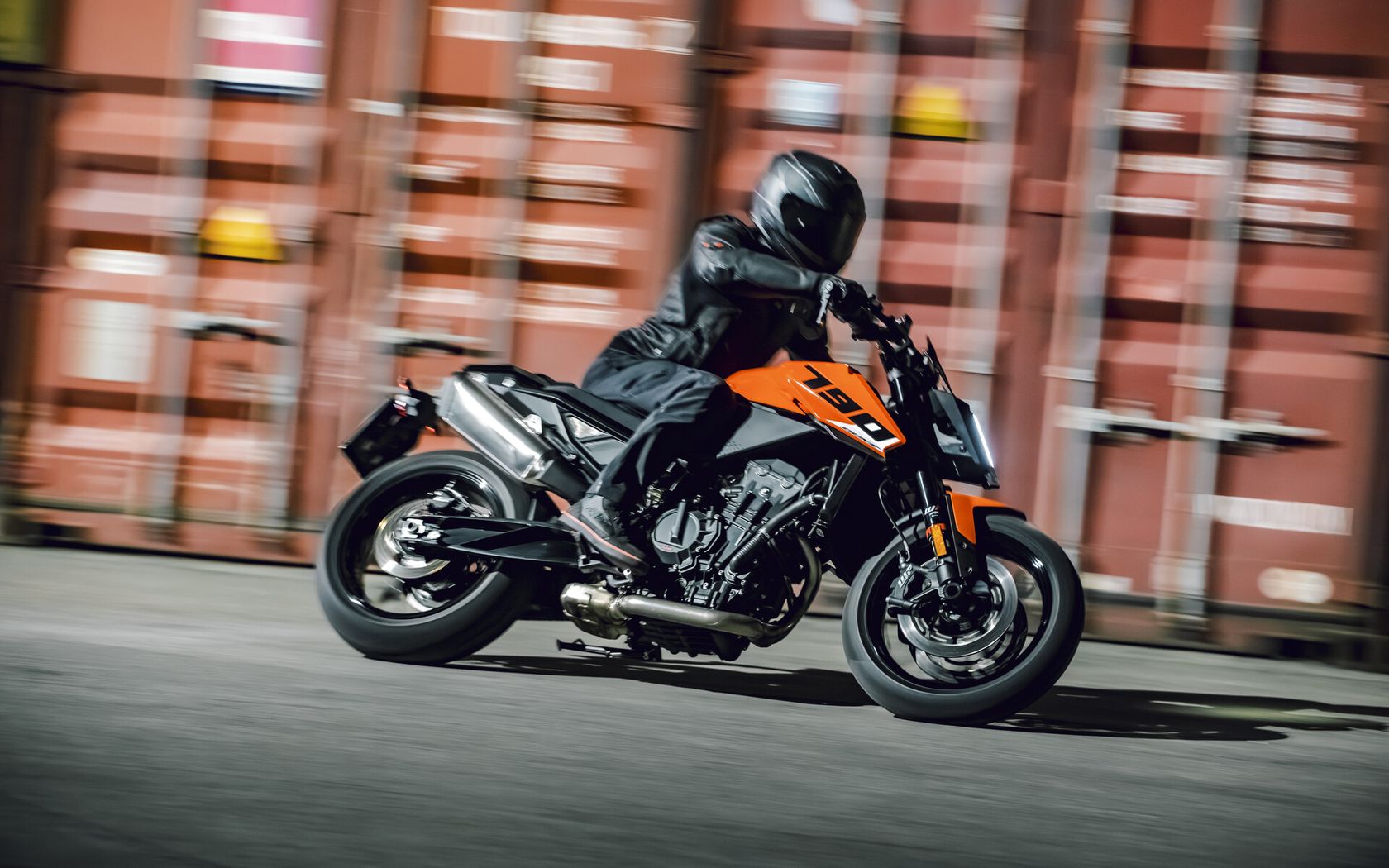 KTM 790 Duke 2027 en action KTM 790 Duke 2027 en action