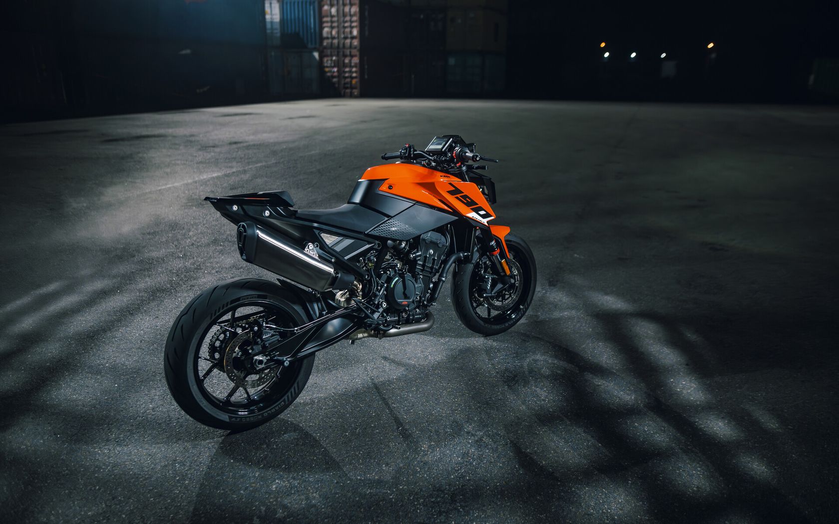 KTM 790 Duke 2027 vue arrière droit KTM 790 Duke 2027 vue arrière droit