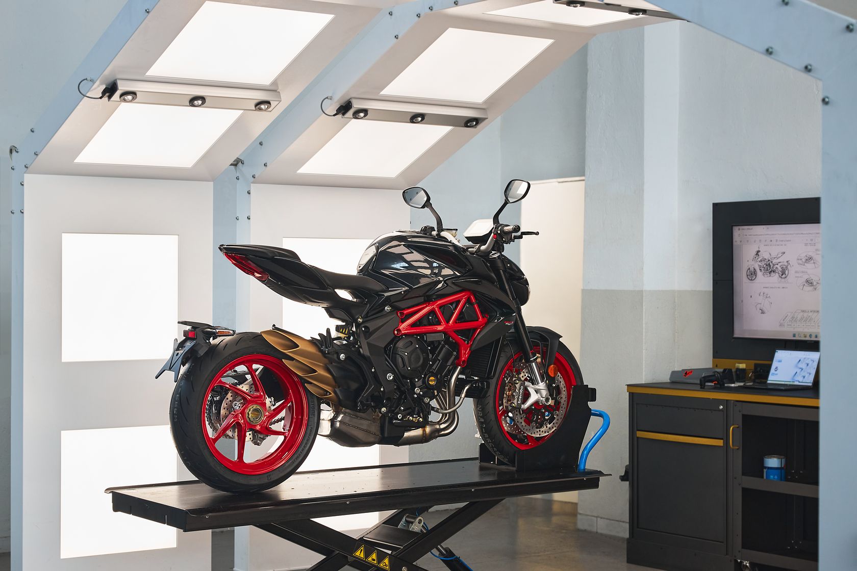 MV Agusta 800 Brutale 2026 Nero Carbonio vue arrière droit MV Agusta 800 Brutale 2026 Nero Carbonio vue arrière droit