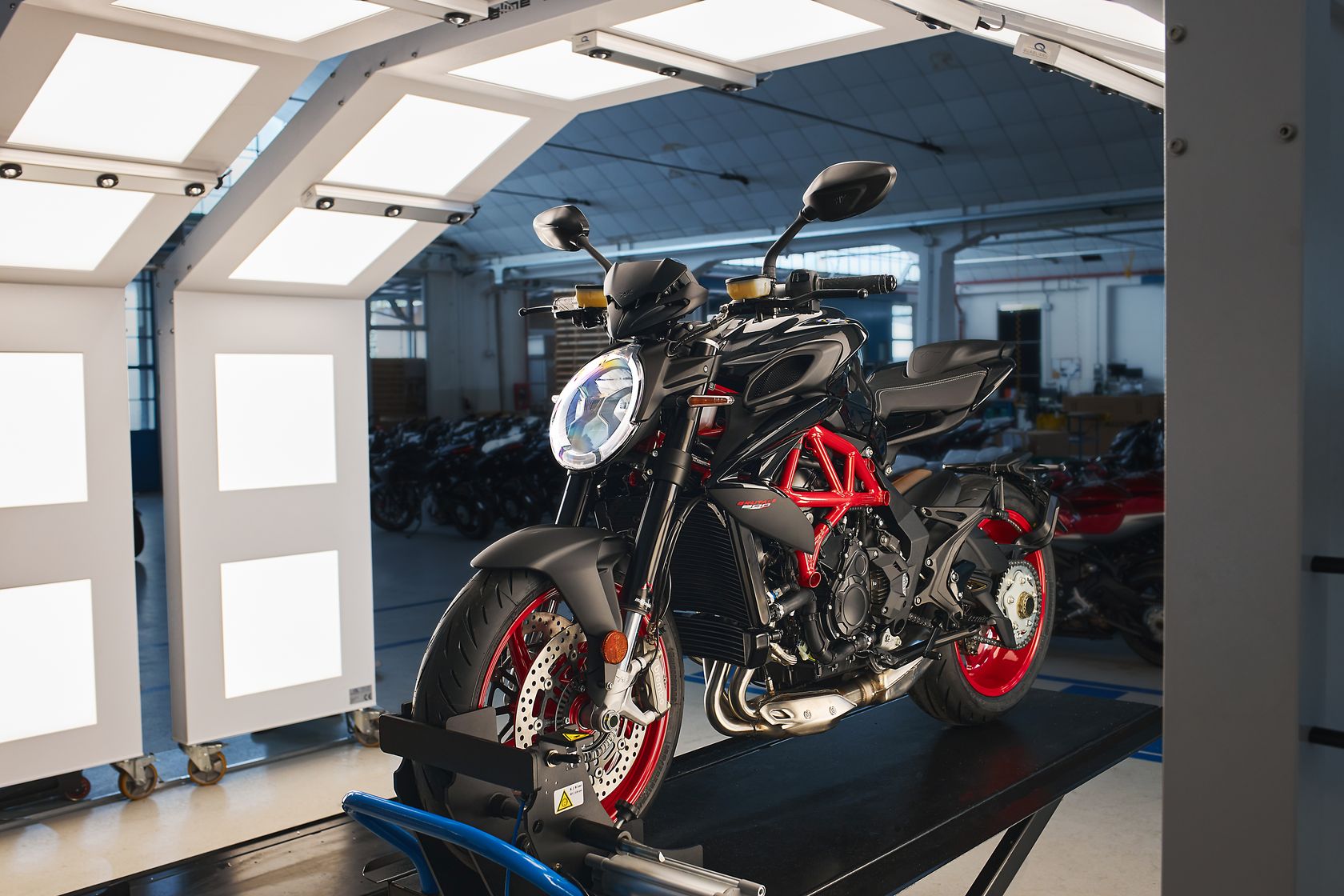 MV Agusta 800 Brutale 2026 Nero Carbonio vue avant-gauche MV Agusta 800 Brutale 2026 Nero Carbonio vue avant-gauche