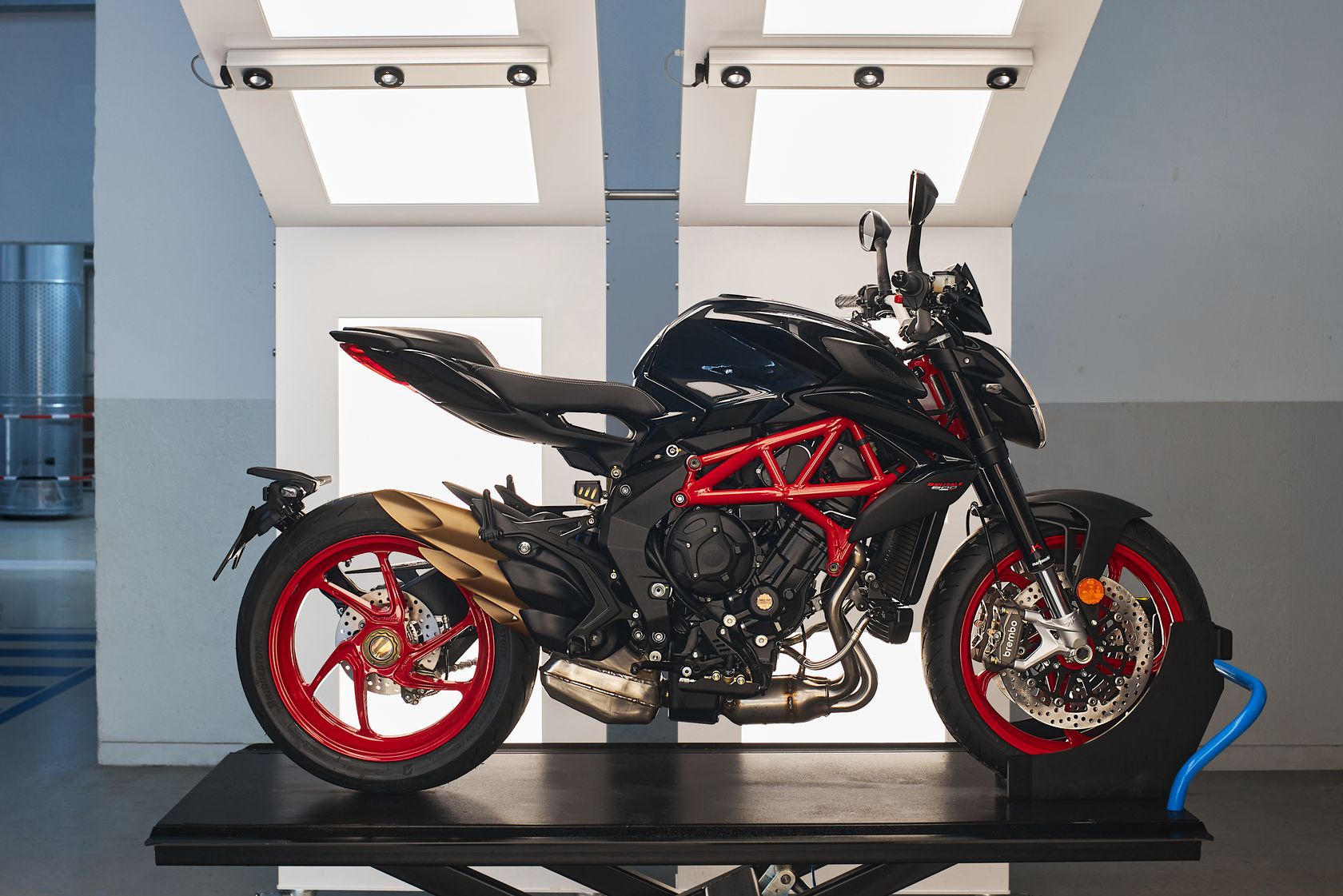 MV Agusta 800 Brutale 2026 Nero Carbonio vue de profil