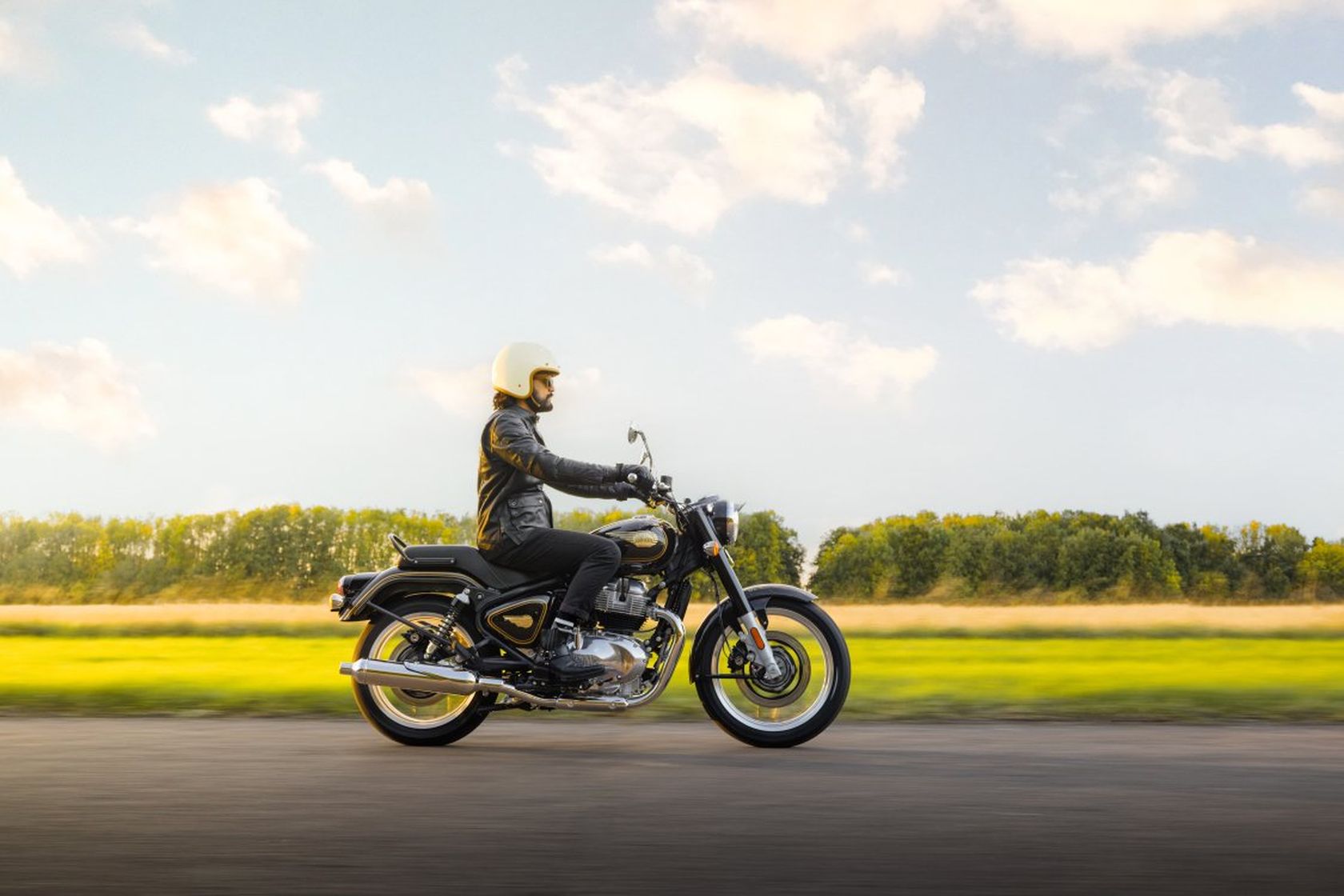 Royal Enfield Bullet 650 2026 en action Royal Enfield Bullet 650 2026 en action