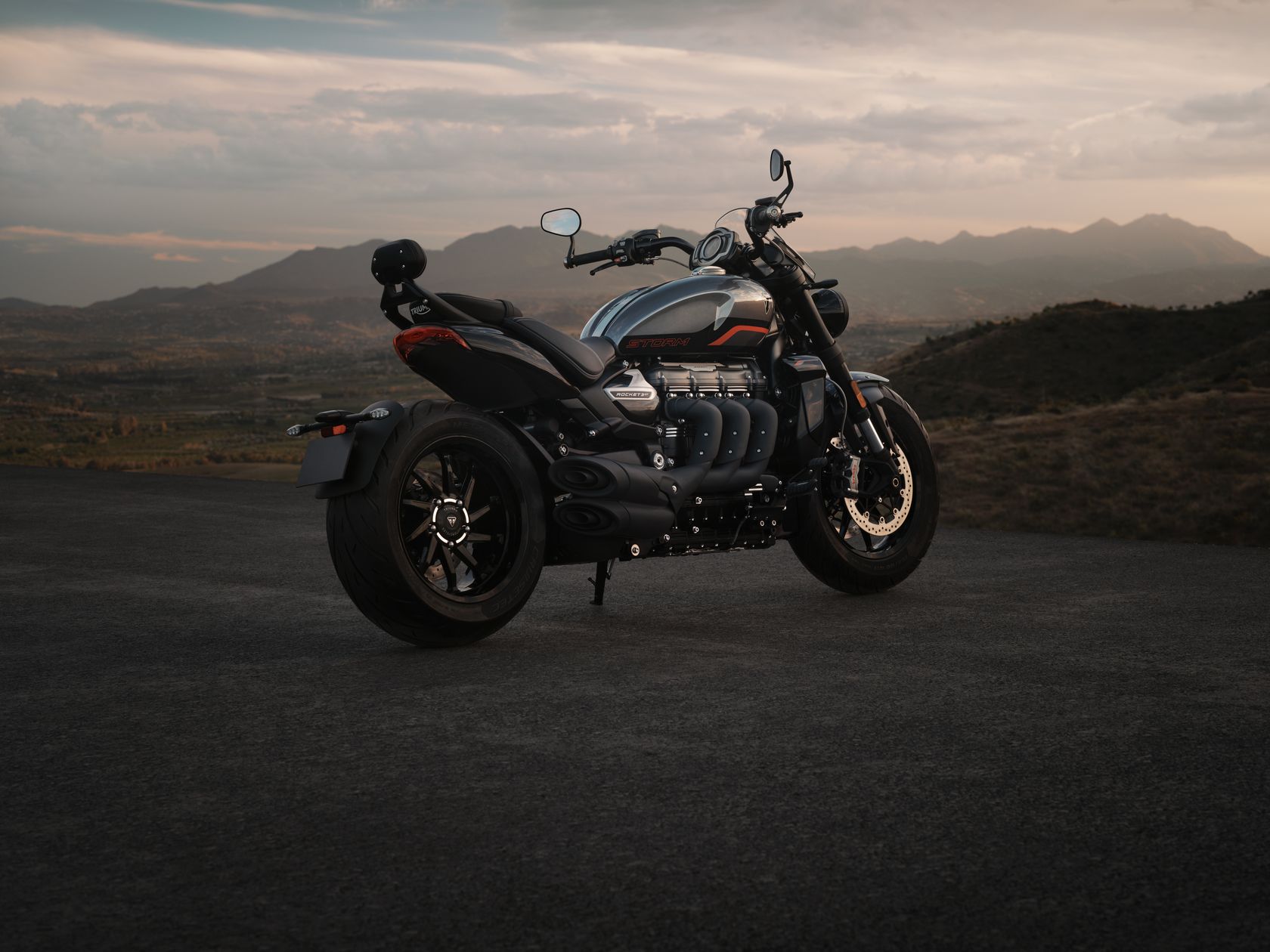 Triumph Rocket 3 Storm GT  2027 - coloris Mineral Grey & Diablo Red