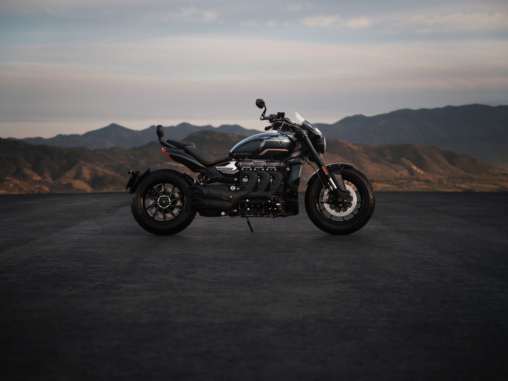 Triumph Rocket 3 Storm GT  2027 - coloris Sapphire Black & Base Marine