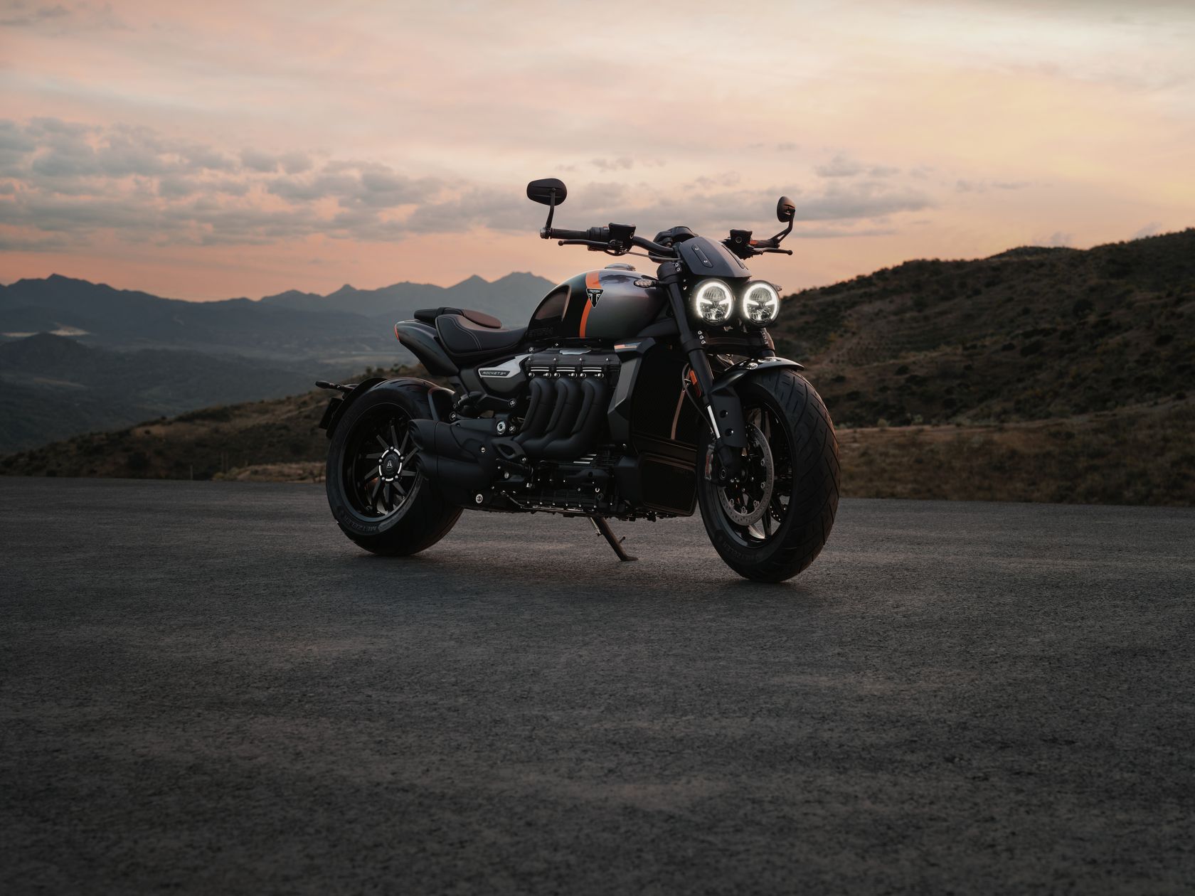 Triumph Rocket 3 Storm R 2027 - coloris Sapphire black & Graphite1