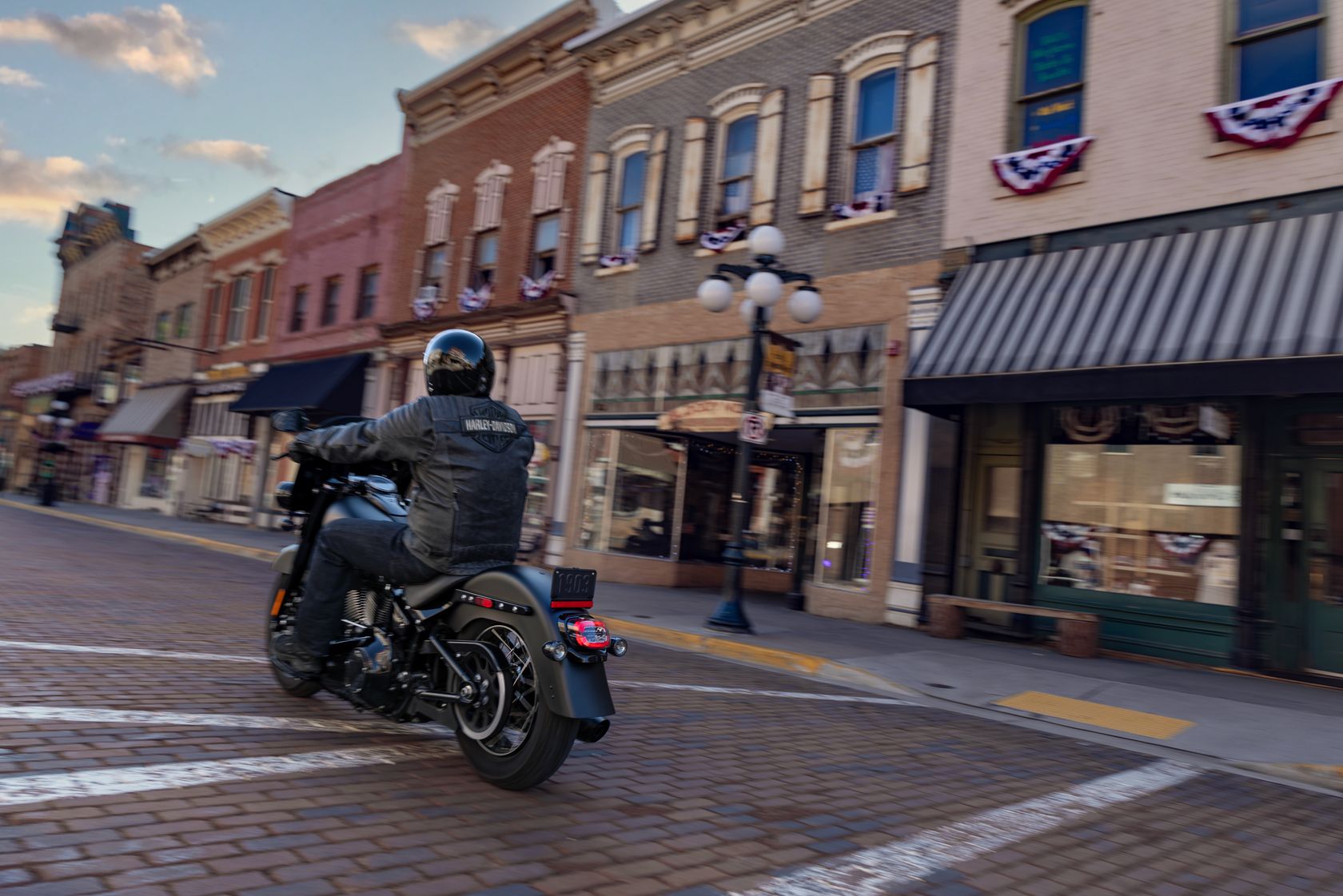 Harley Davidson Deadwood 2026 vue arrière gauche