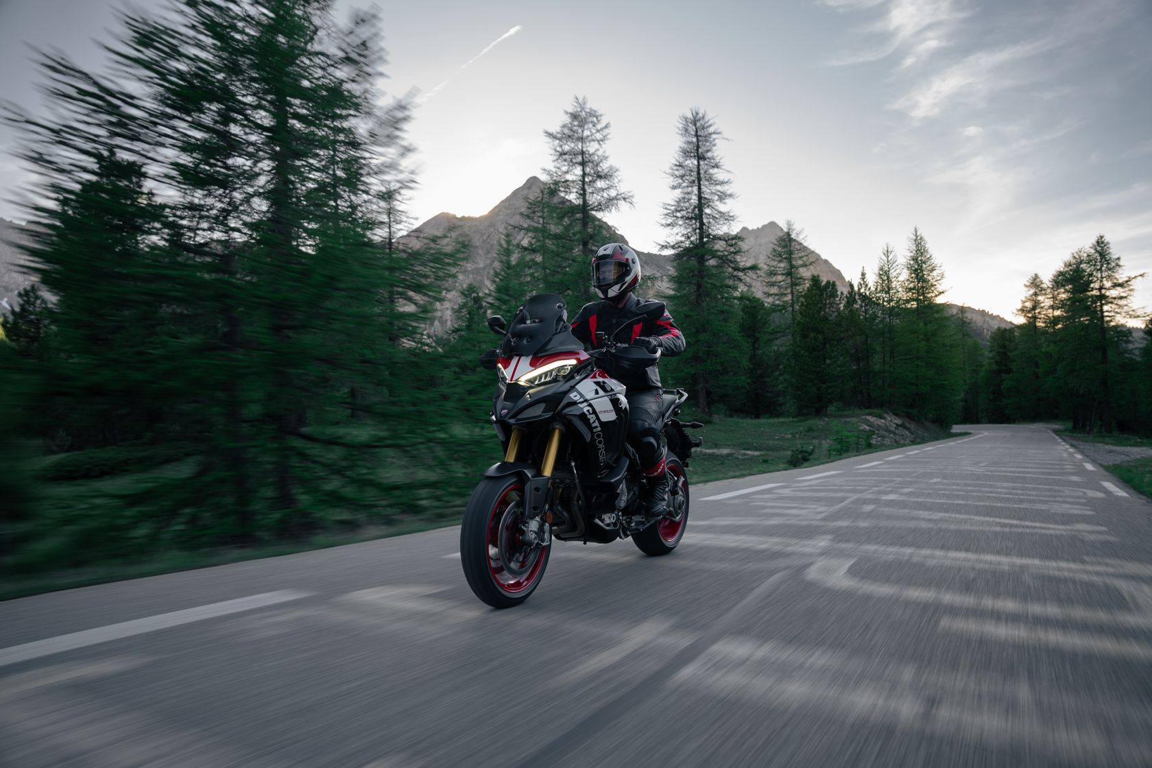 Ducati Multistrada Pikes Peak 2027 sur route Ducati Multistrada Pikes Peak 2027 sur route