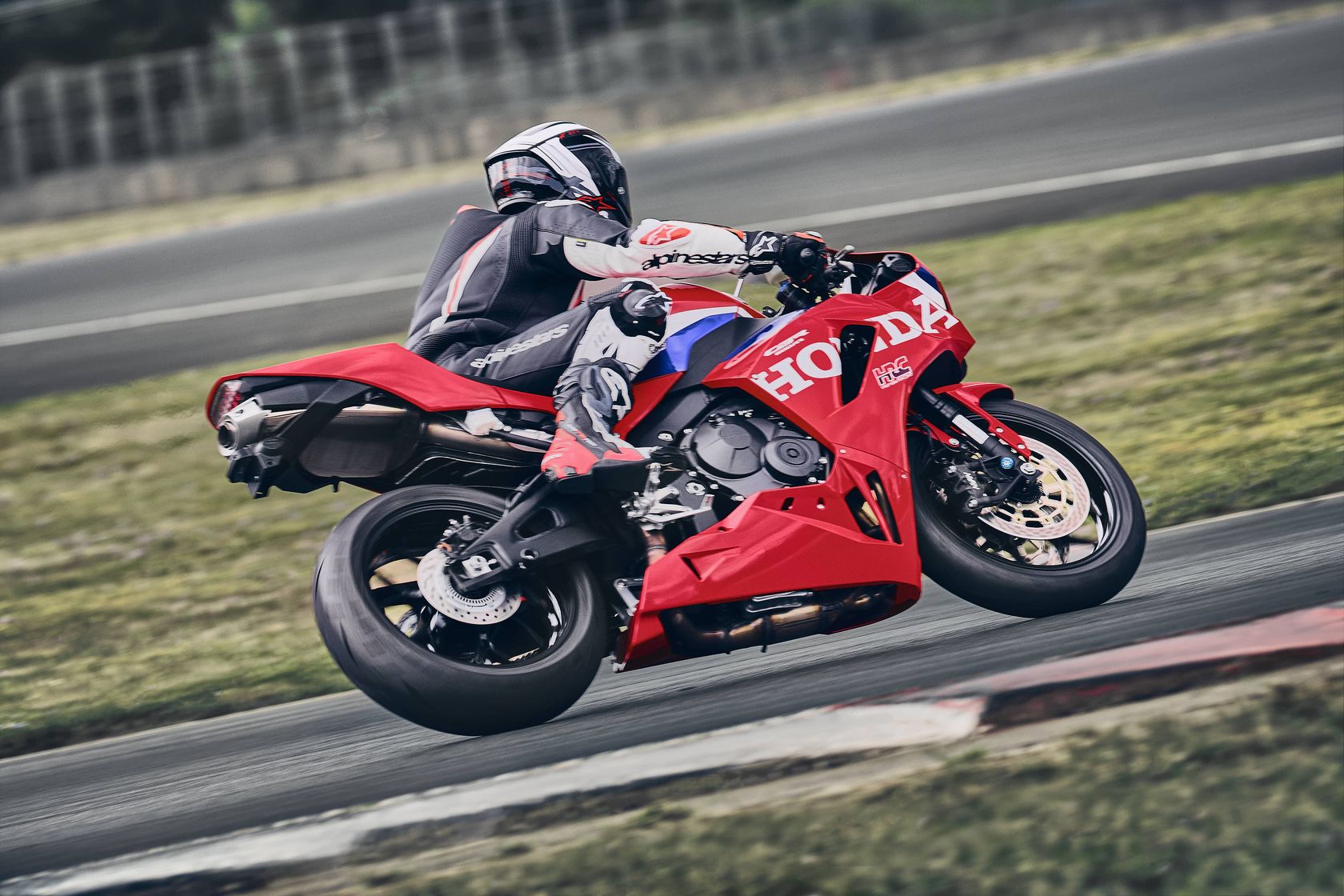 Honda CBR600RR 2027 vue arrière droit Honda CBR600RR 2027 vue arrière droit