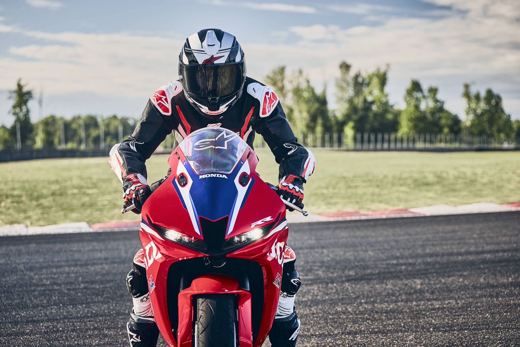 Honda CBR600RR 2027 vue de face Honda CBR600RR 2027 vue de face