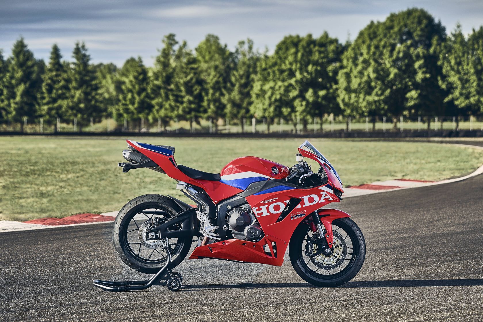 Honda CBR600RR 2027 vue de profil Honda CBR600RR 2027 vue de profil