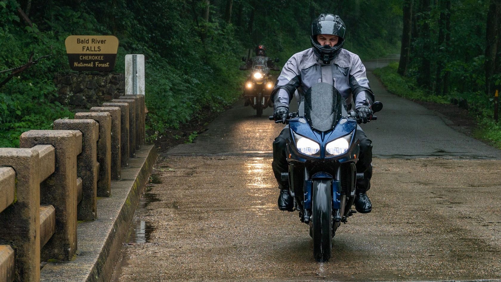 S'équiper pour la pluie à moto