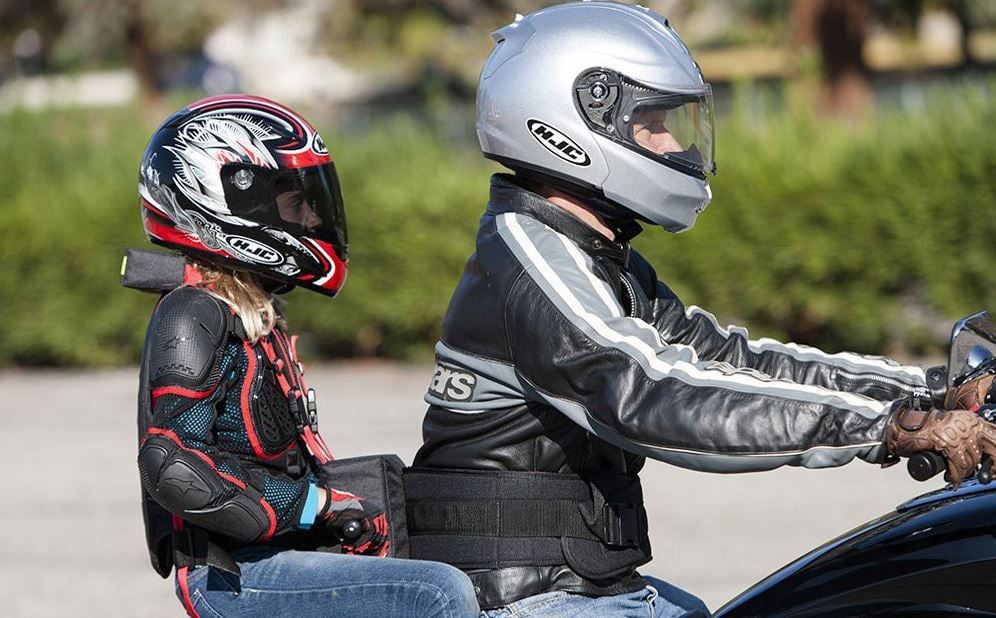 Enfant passager en moto