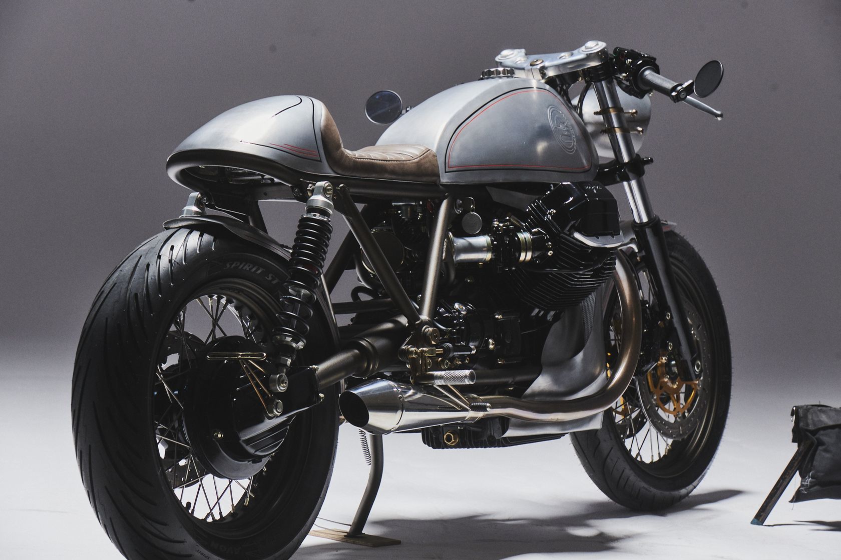 Moto Guzzi Café Racer Eastern Spirit vue arrière droit Moto Guzzi Café Racer Eastern Spirit vue arrière droit