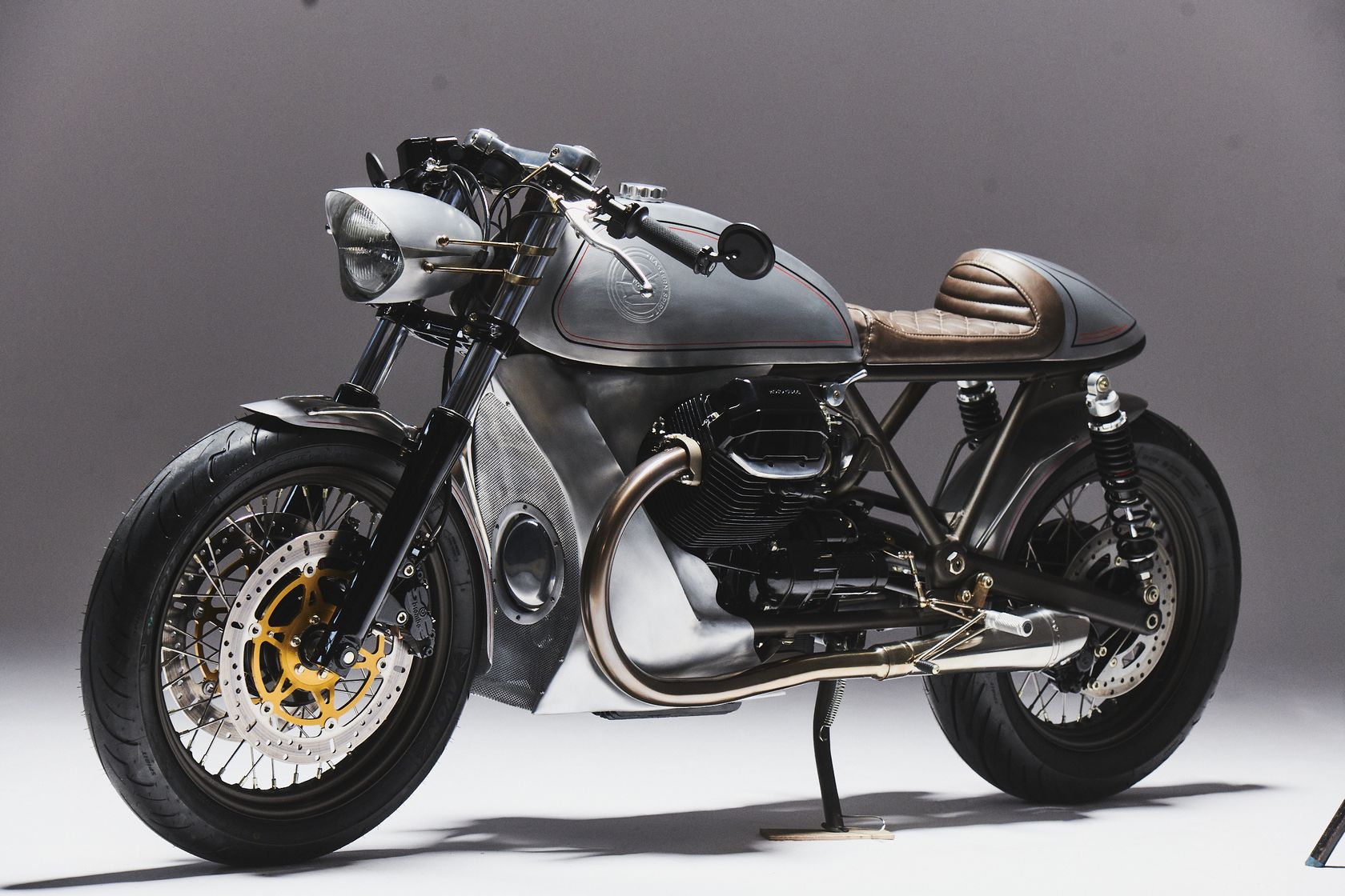 Moto Guzzi Café Racer Eastern Spirit vue avant gauche Moto Guzzi Café Racer Eastern Spirit vue avant gauche