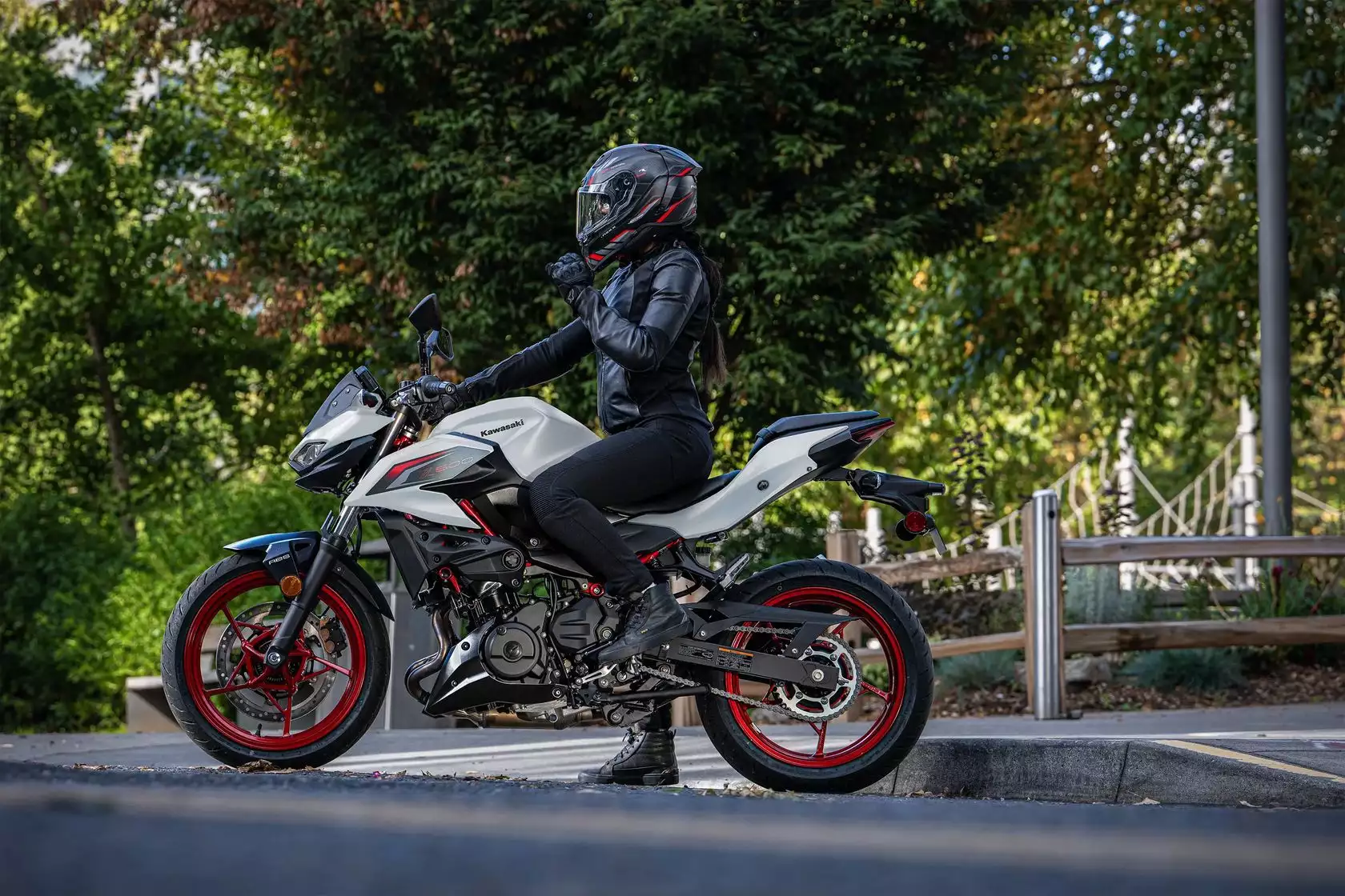 Kawasaki Z500 SE 2026 en statique