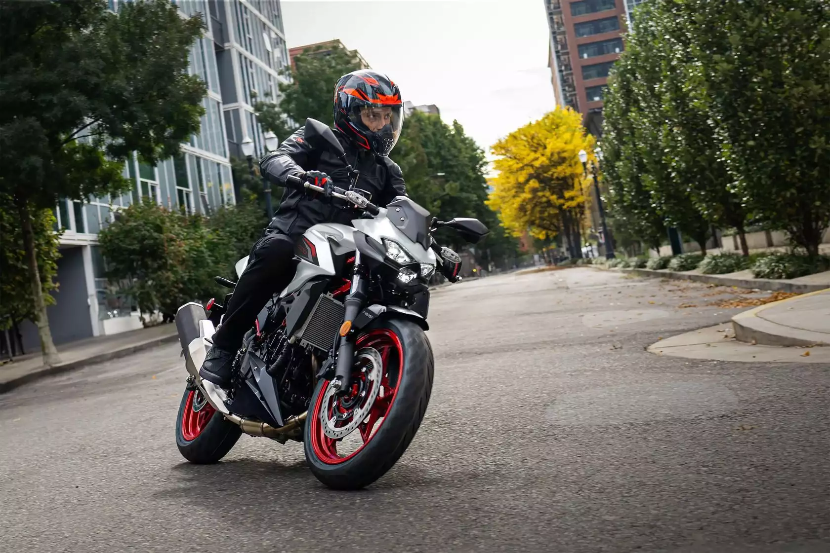Kawasaki Z500 SE 2026 en ville