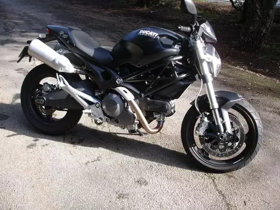 Ducati Monster 696 vue de droite Ducati Monster 696 vue de droite