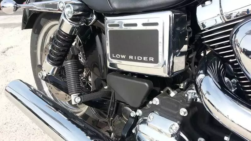 Harley Low Rider vue de droite Cache Batterie Harley Low Rider