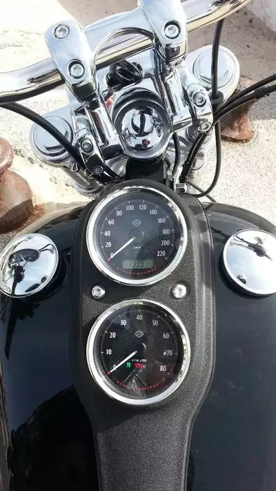 Harley Low Rider vue de droite Compteur et compte tour Harley Low Rider