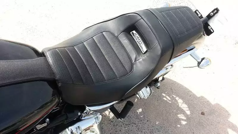 Harley Low Rider vue de droite Selle Harley Low Rider
