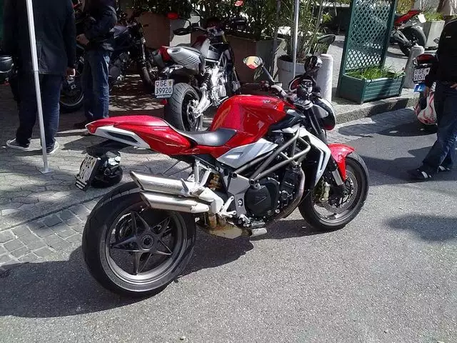 Essai MV Agusta Brutale 990R (2010)