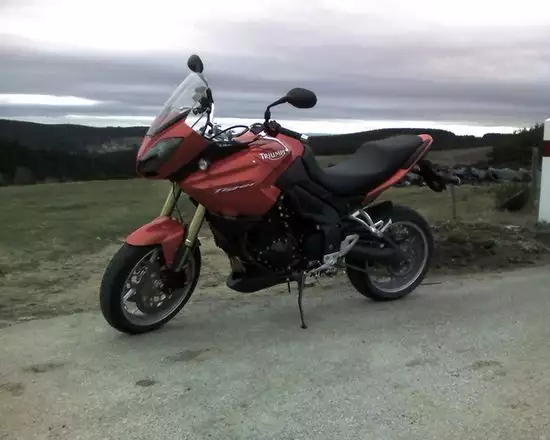 Triumph Tiger 1050 vue de gauche Triumph Tiger 1050 vue de gauche