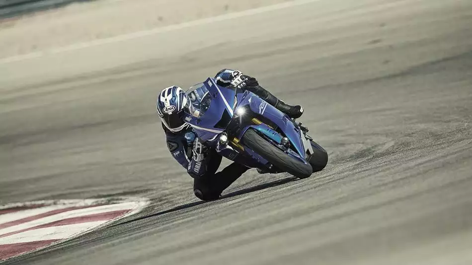 Yamaha R6 2017 sur l'angle