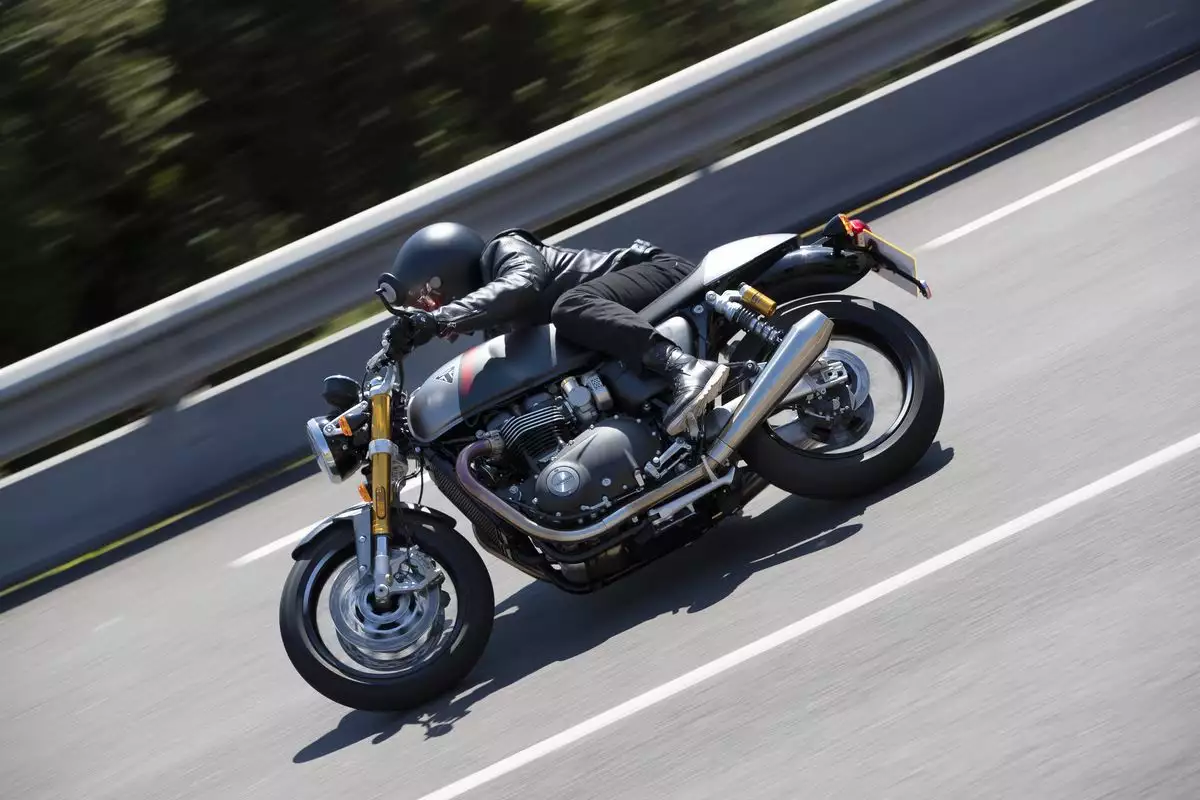 Triumph Thruxton 1200 RS garde au sol
