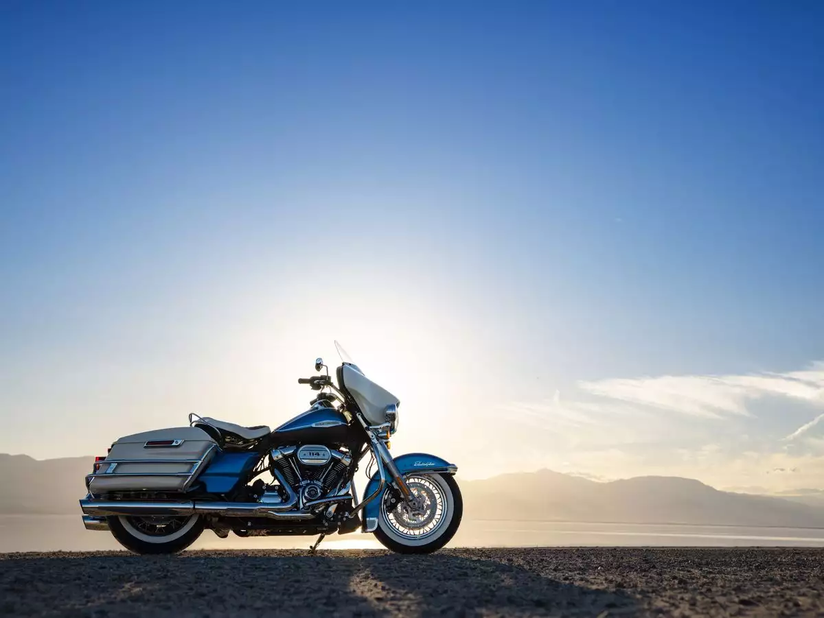 Harley Davidson Electra Glide Revival vue de coté