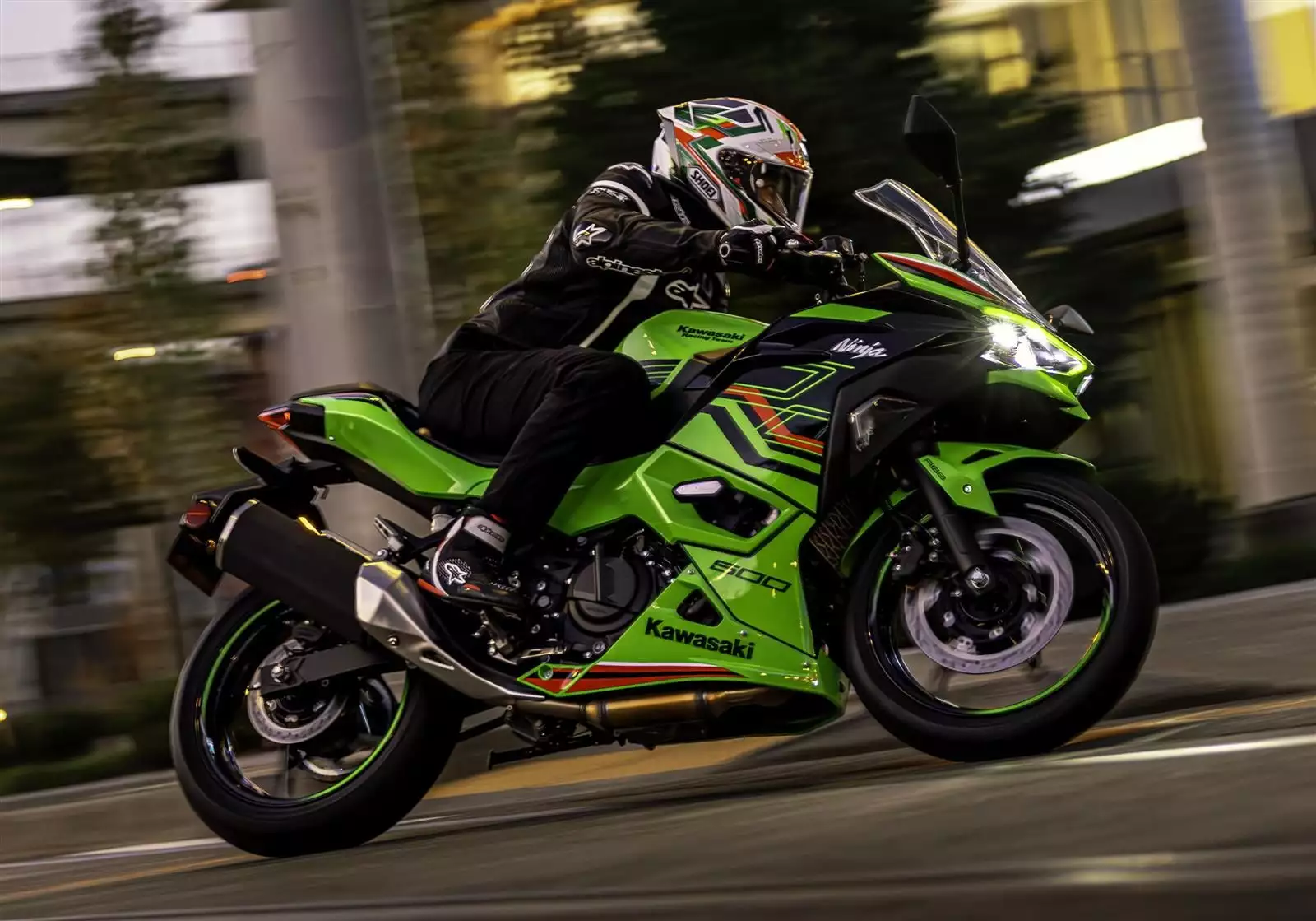 Kawasaki Ninja 500 SE 2024 en ville Kawasaki Ninja 500 SE 2024 en ville