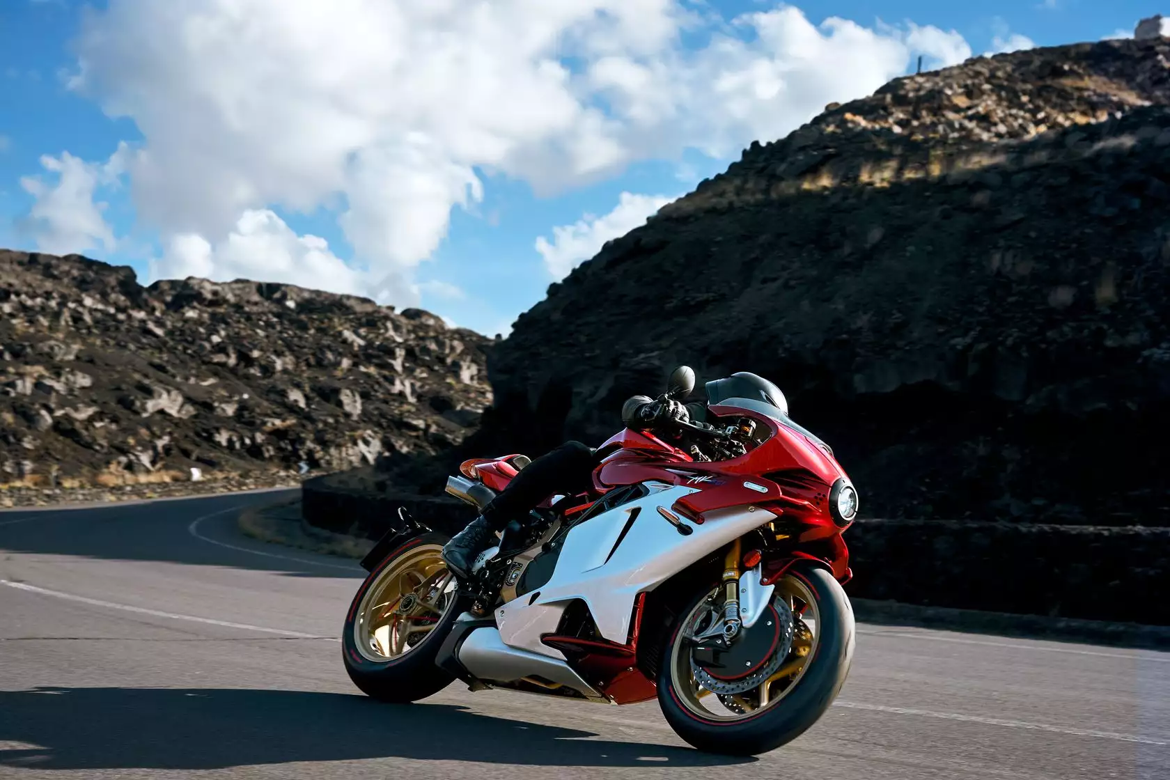 MV Agusta Superveloce 1000 Serie Oro en action MV Agusta Superveloce 1000 Serie Oro en action