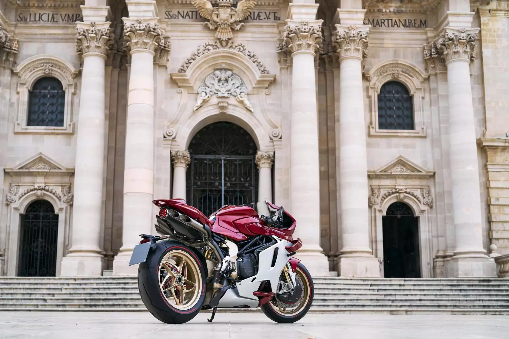 MV Agusta Superveloce 1000 Serie Oro de profil arrière MV Agusta Superveloce 1000 Serie Oro de profil arrière