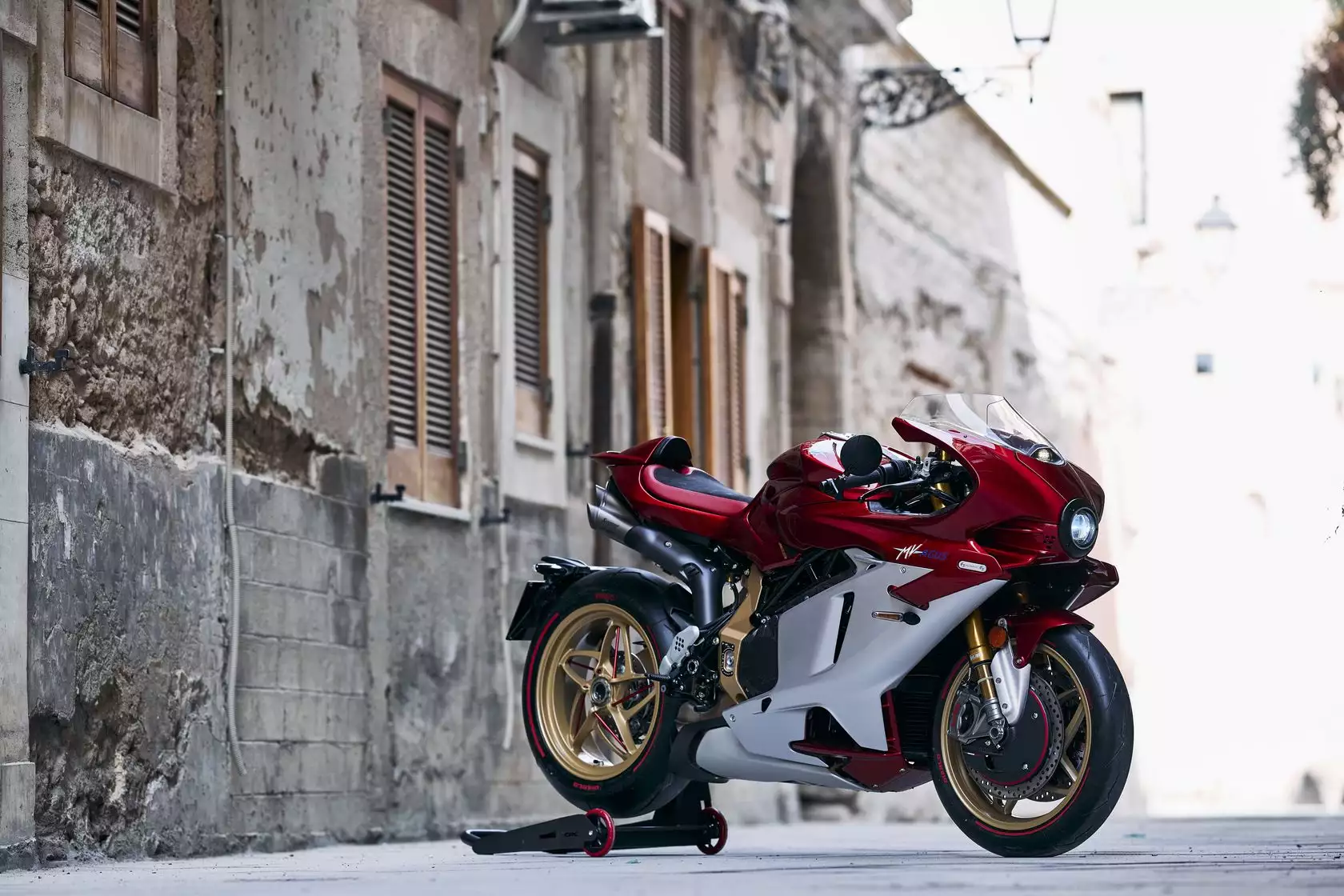 MV Agusta Superveloce 1000 Serie Oro de profil avant