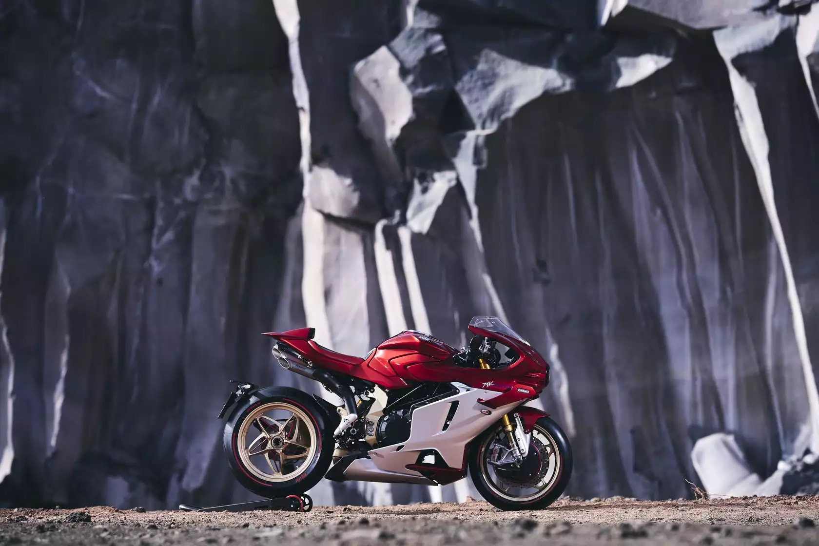 MV Agusta Superveloce 1000 Serie Oro vue de profil MV Agusta Superveloce 1000 Serie Oro vue de profil